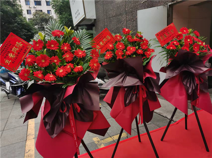 四川中青旅綿陽(yáng)分社、綿陽(yáng)市中旅假日旅行社、綿陽(yáng)自來(lái)文化傳播有限公司24H自助售貨服務(wù)盛大開(kāi)業(yè)